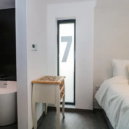 Number 7 Nyaraló Bristol